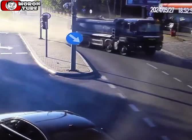 Video :In Olsztyn, Poland, a drunk motorist causes a catastrophic collision